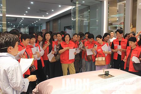 1747631990716197.jpg 火爆订货现场-1.jpg